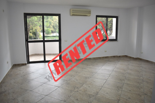 Zyre me qira ne rrugen Faik Konica prane Stadiumit Air Albania ne Tirane.
Pozicionohet ne katin 3 t